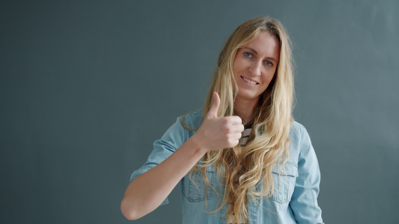 mujer dando un pulgar hacia arriba