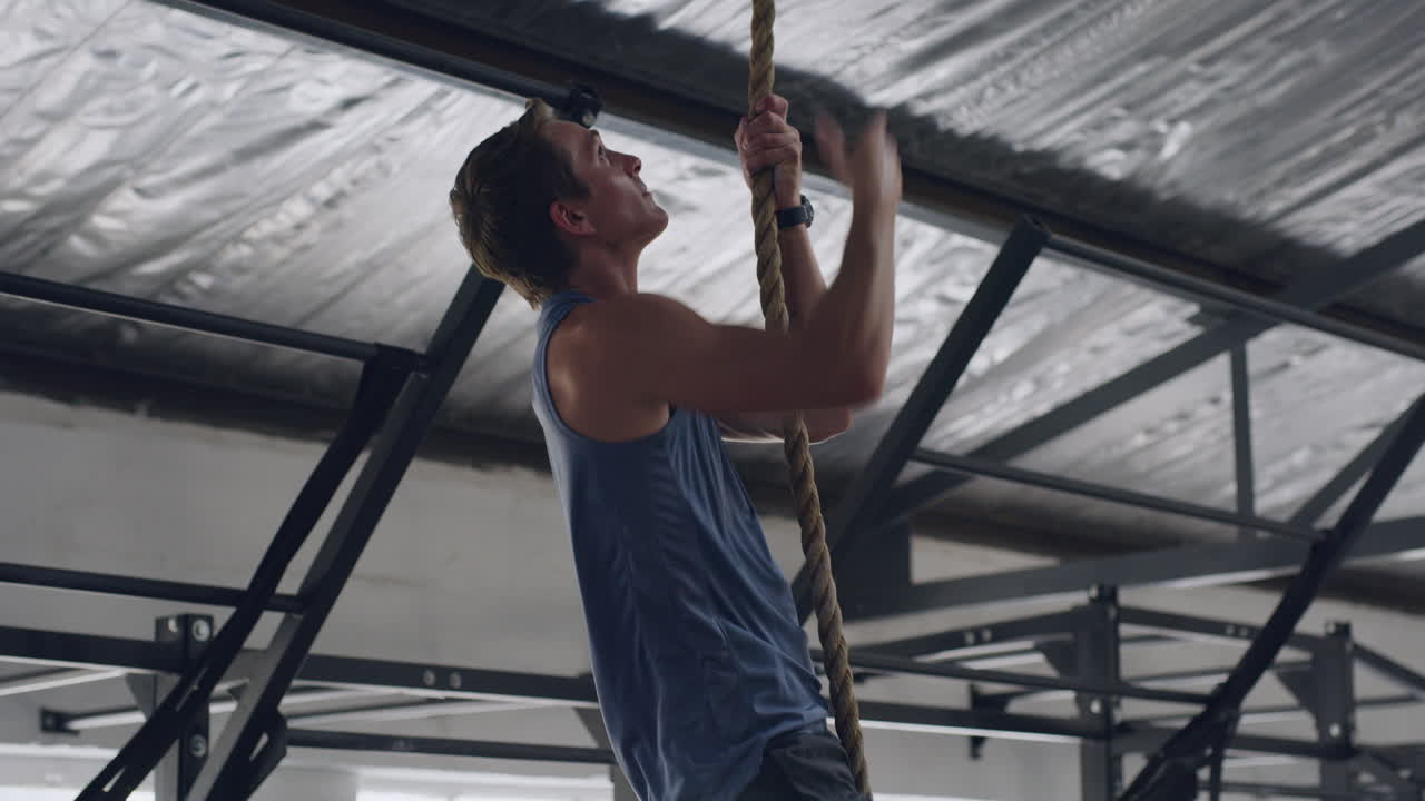 강하고 활동적이고 운동적인 트레이너는 상부 몸을 사용합니다.