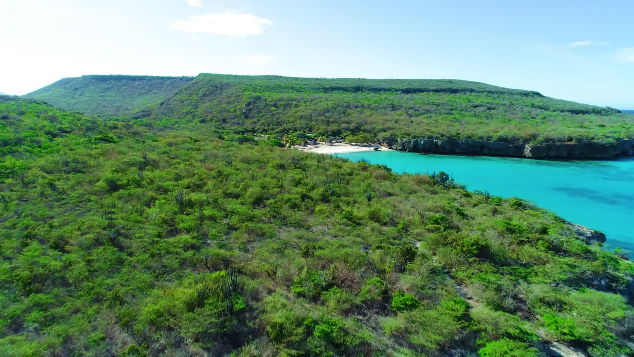 깊은 파란 카리브 해 바 ⁇ 물과 쿠라카오의 외 ⁇  해변 만