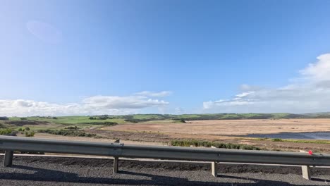 hermosas vistas costeras y exuberante vegetación
