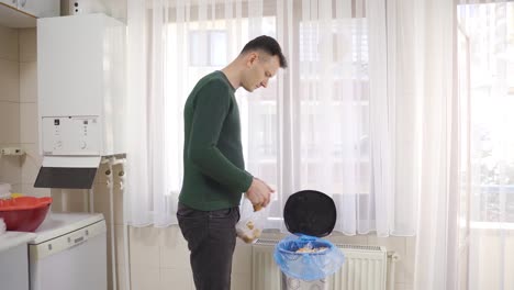 Desperdiciar.-Tirar-La-Comida-Del-Hogar-A-La-Basura.