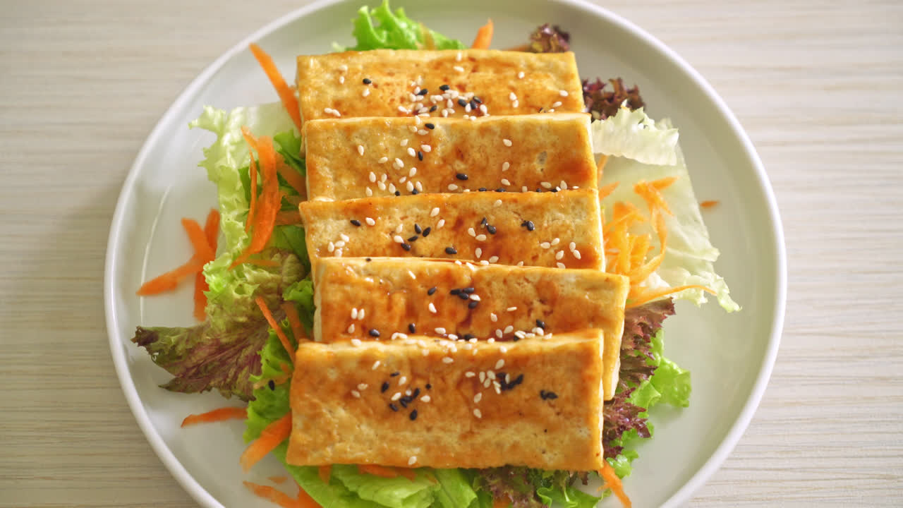 Ensalada de tofu teriyaki con sésamo - estilo de comida vegana y vegetariana