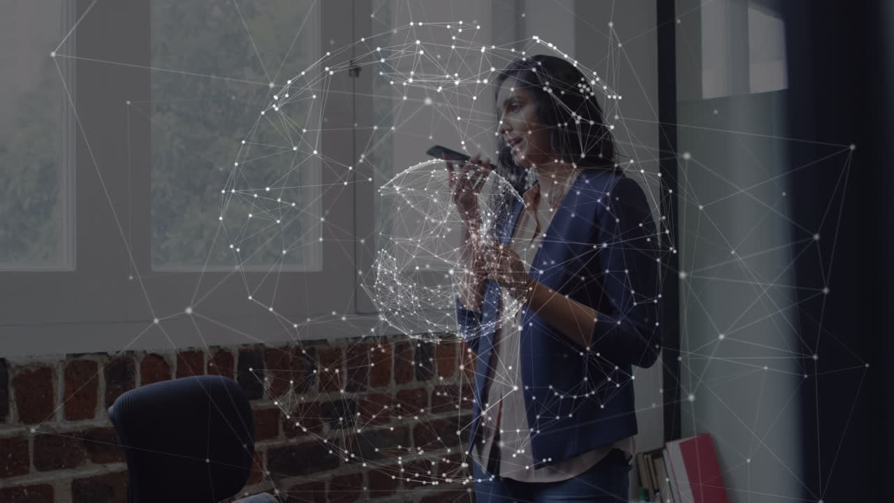 animación del globo y puntos sobre mujer de negocios biracial hablando en el teléfono inteligente
