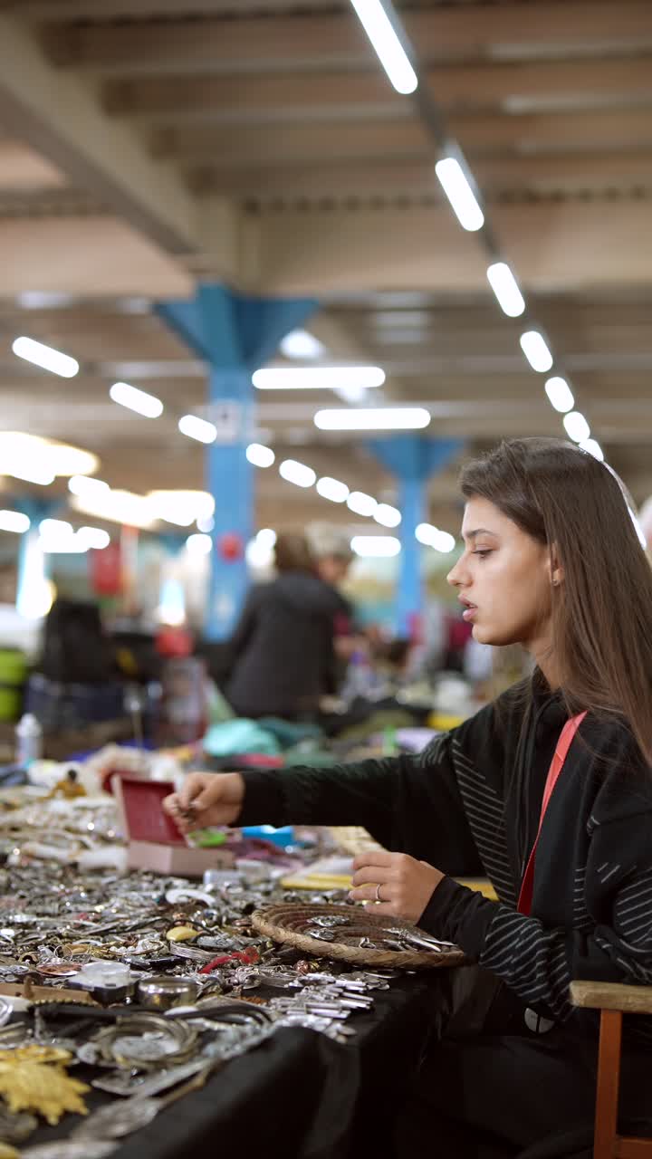 mujer mirando joyas vintage en un mercado de pulgas
