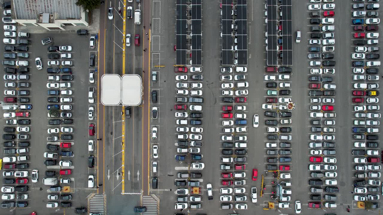 쇼핑 센터 의 주차장, 자동차 로 가득 차 있다