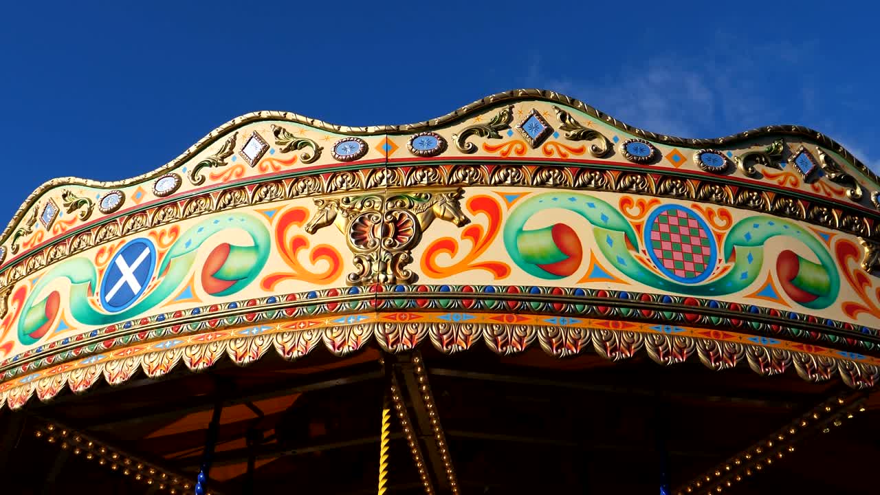 레트로 스타일의 카루셀이 회전하기 시작합니다.