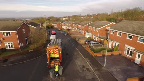 vista aérea de los basureros que ponen residuos de reciclaje en un camión de residuos, contenedores, día del reciclaje, recolección de basura en stoke on trent, staffordshire