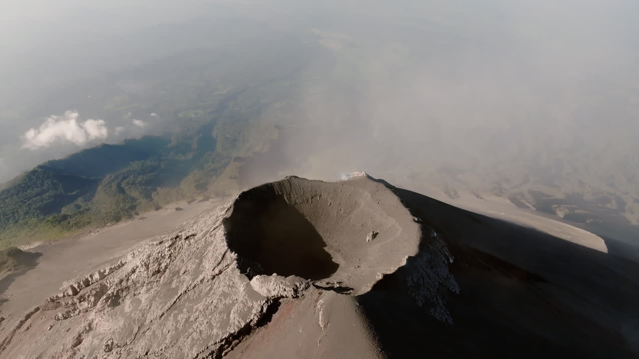 vista aérea sobre el cráter del volcán fuego en guatemala en un día soleado