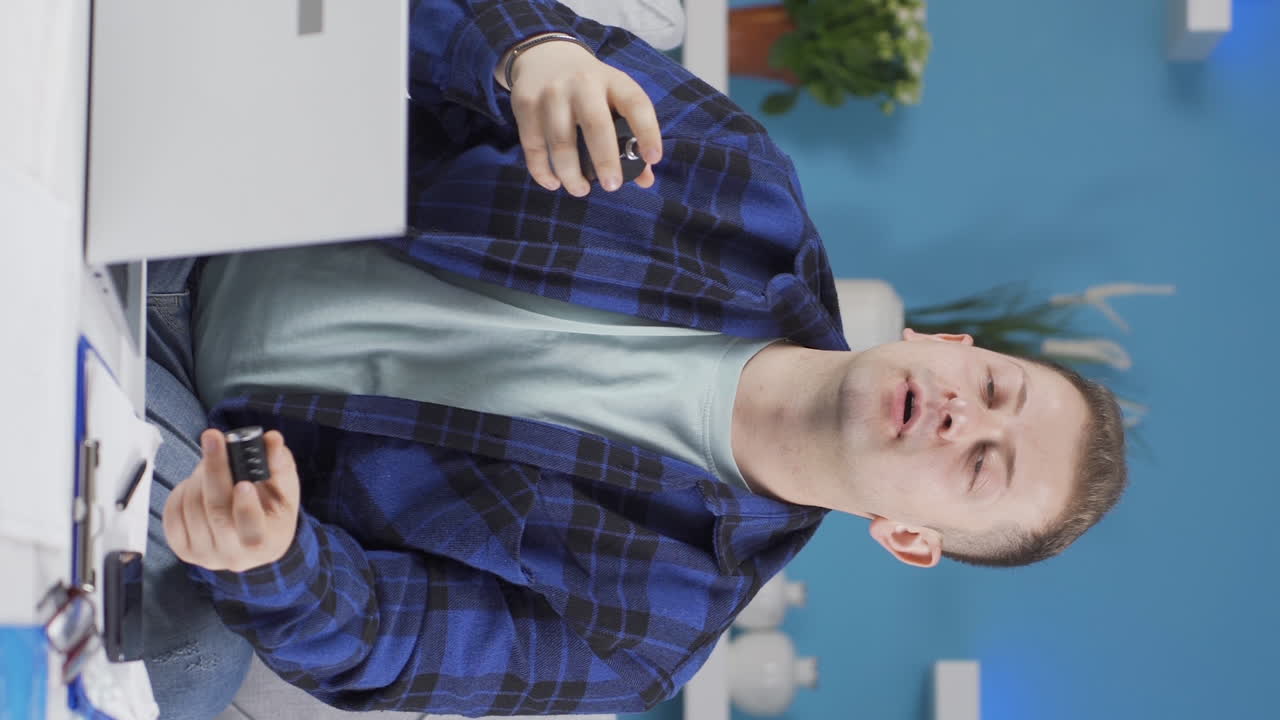 vídeo vertical de una trabajadora de oficina en casa rociando perfume en un hombre.