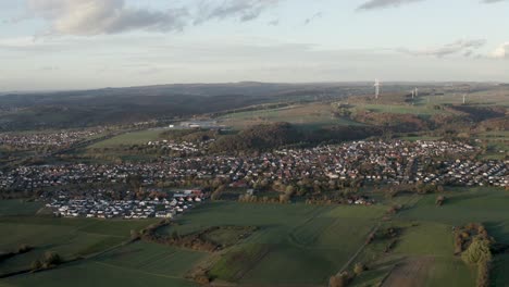 Toma-Aérea-De-Drones-Del-Centro-De-La-Ciudad-Alemana-De-Kassel-En-Alemania,-Hessen,-Europa