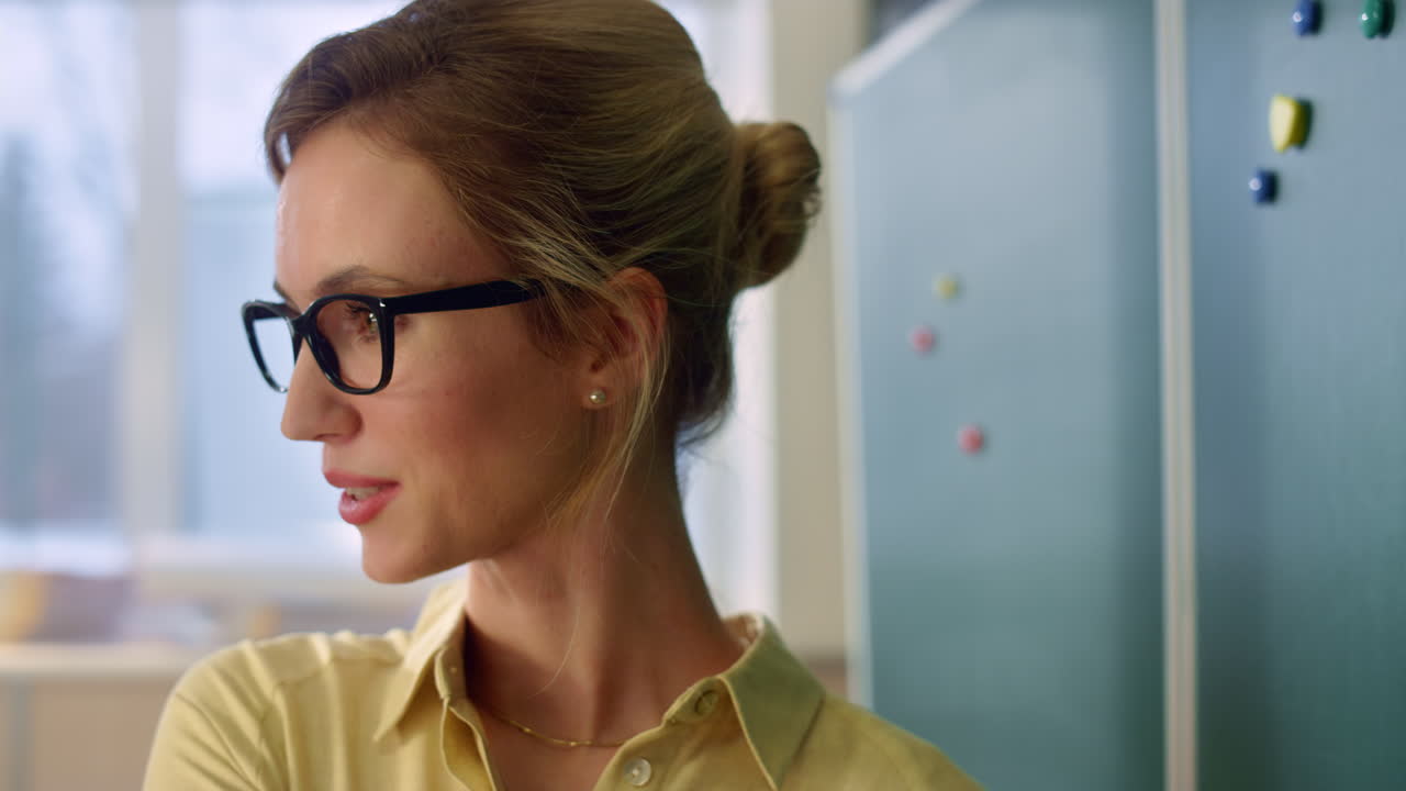 maestro de escuela de pie en la clase. maestro sonriente explicando la lección en el auditorio