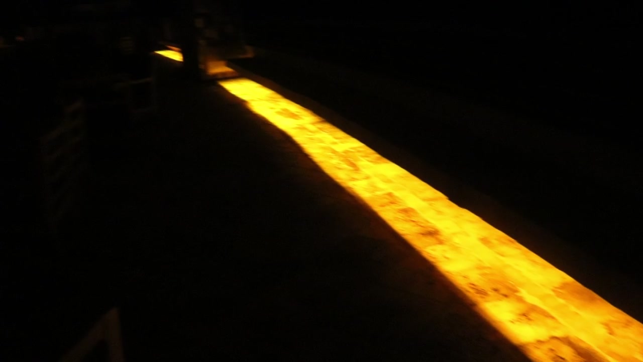 Luce notturna che illumina vicino all'area della piscina
