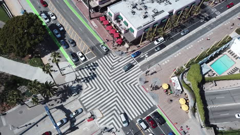 acercándose a una intersección de patrones geométricos en la playa donde el tráfico se cruza y pasa entre sí