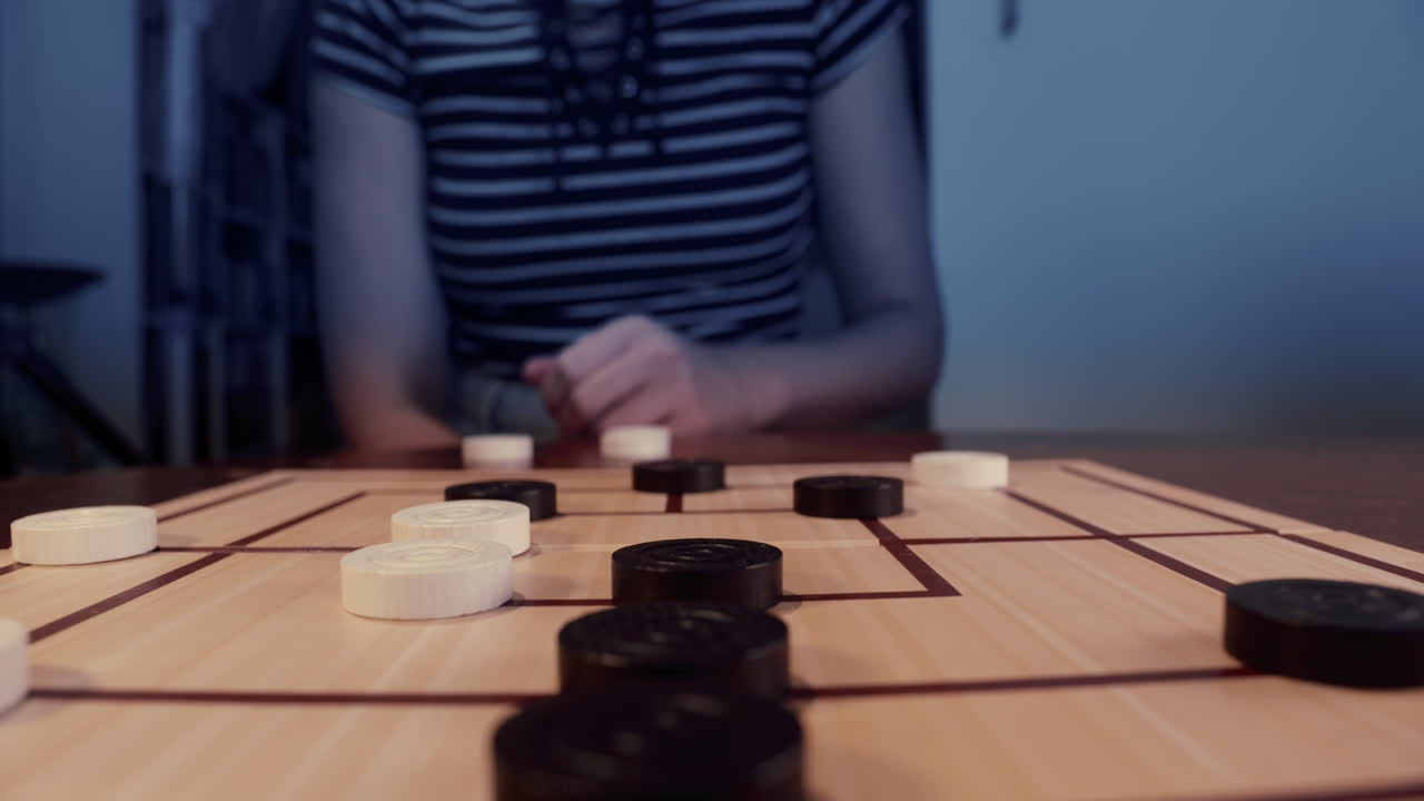 Primo piano di mani che giocano a un gioco da tavolo di strategia.