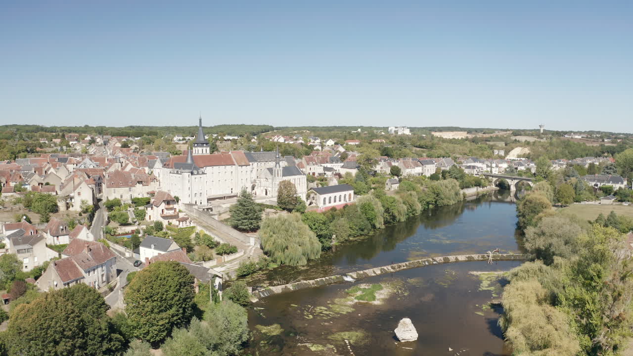 Luchtopname met drone van de stad Saint Gaultier aan de oevers van de rivier de Creuse in Indre, Frankrijk