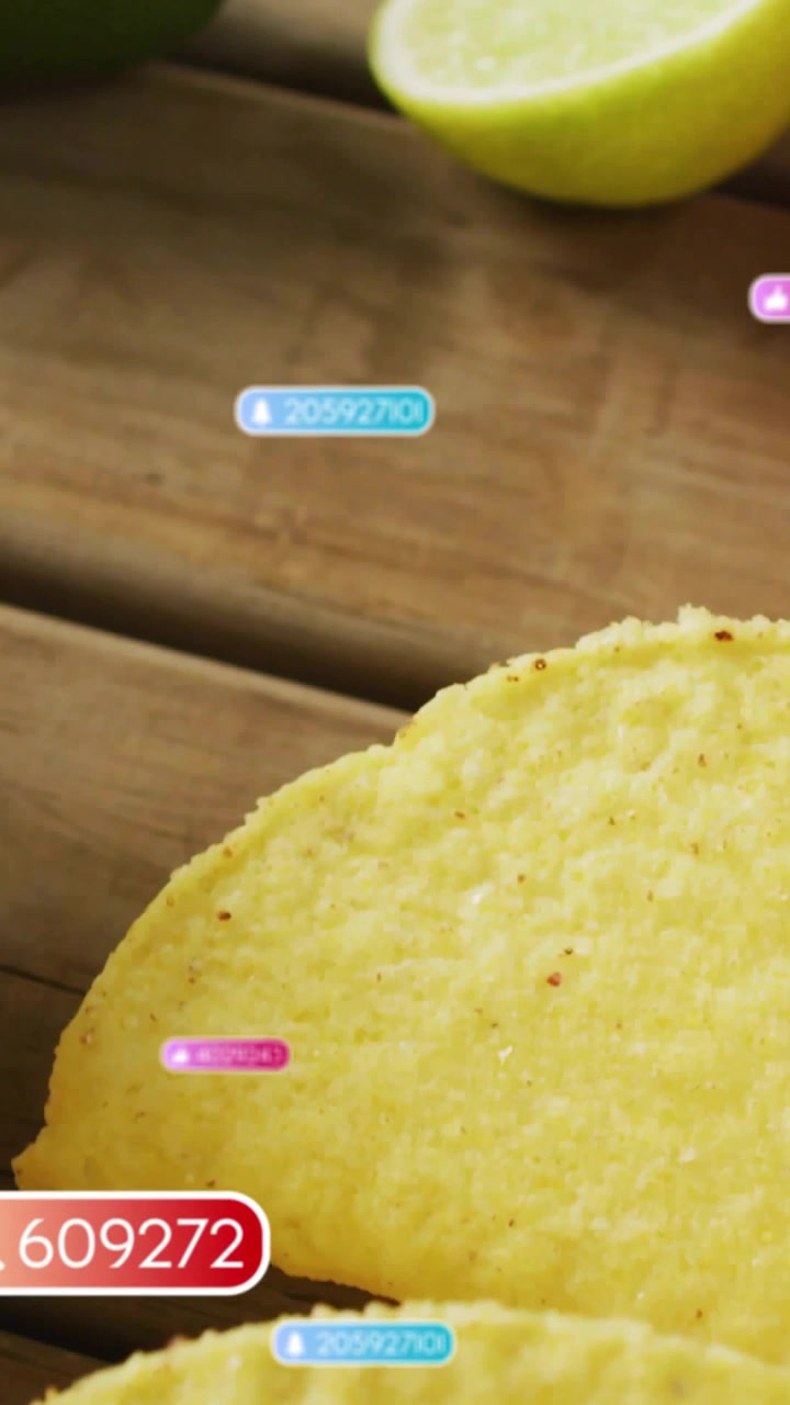 Vertikal video: UI-badge vises, starter panorering, chips forbliver på plads, badges svæver og afslører et board.