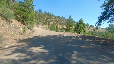 Punto-De-Vista-Siguiendo-A-Otro-Vehículo-Por-Un-Paso-De-Montaña-De-Grava-En-Las-Montañas-Rocosas-De-Colorado---Divertida-Expedición-Todoterreno