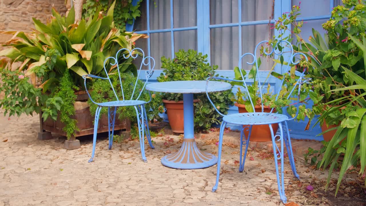 낮 동안 4k 촬영으로 포착된 아르누보 철제 테라스