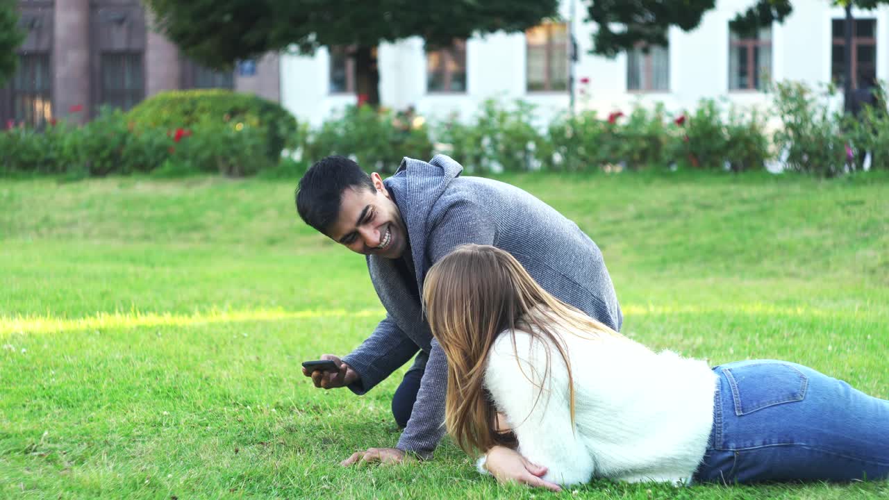 공원에서 셀피를 찍는 커플