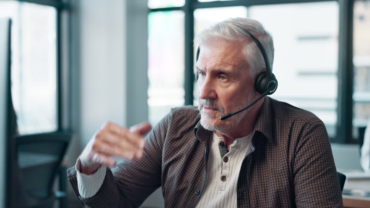 hombre con auriculares en la oficina