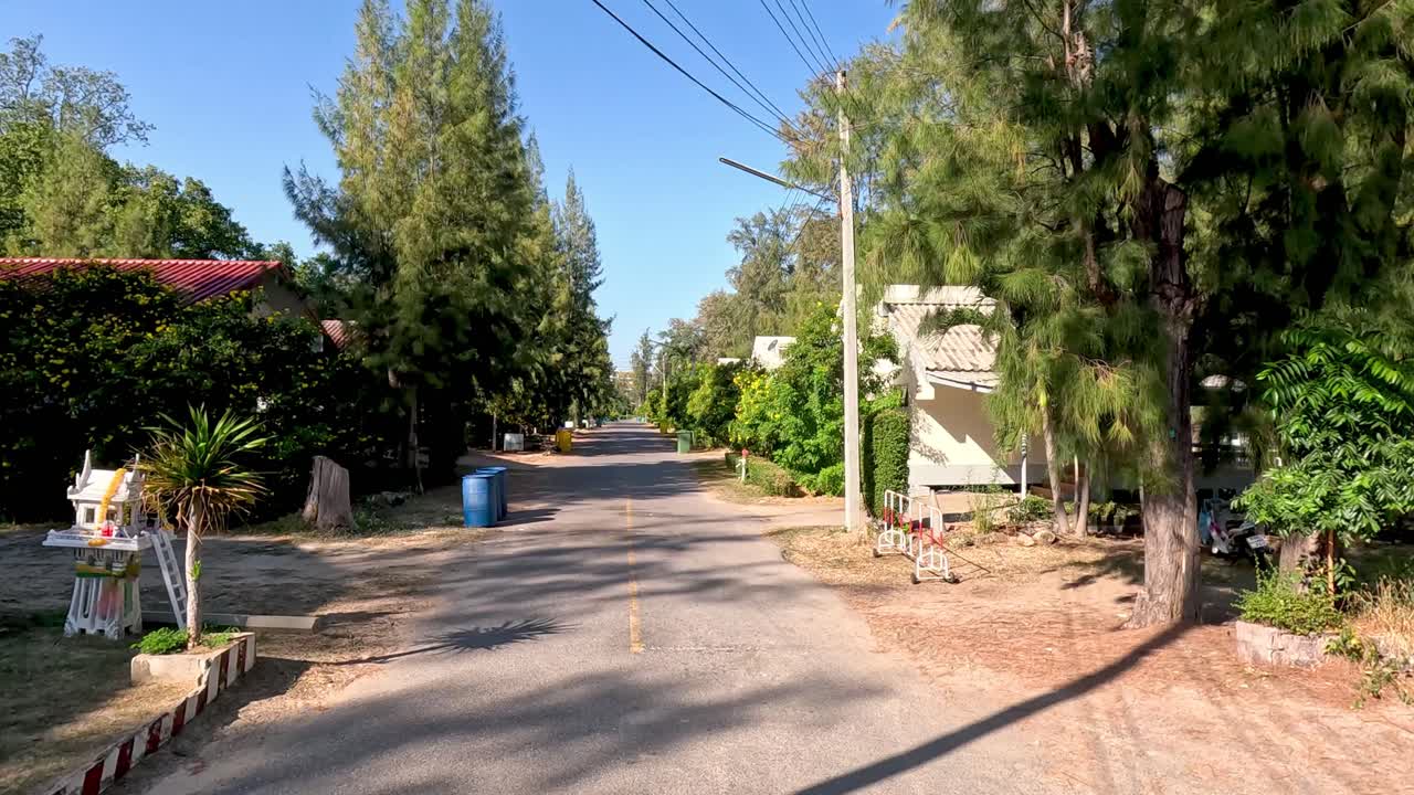 Mülltonnen entlang einer ruhigen Straße gesammelt