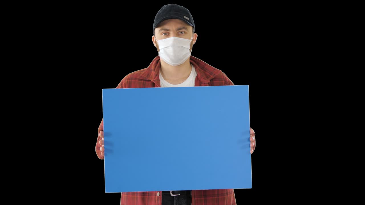 agricultor masculino maduro con máscara médica con un cartel en blanco,