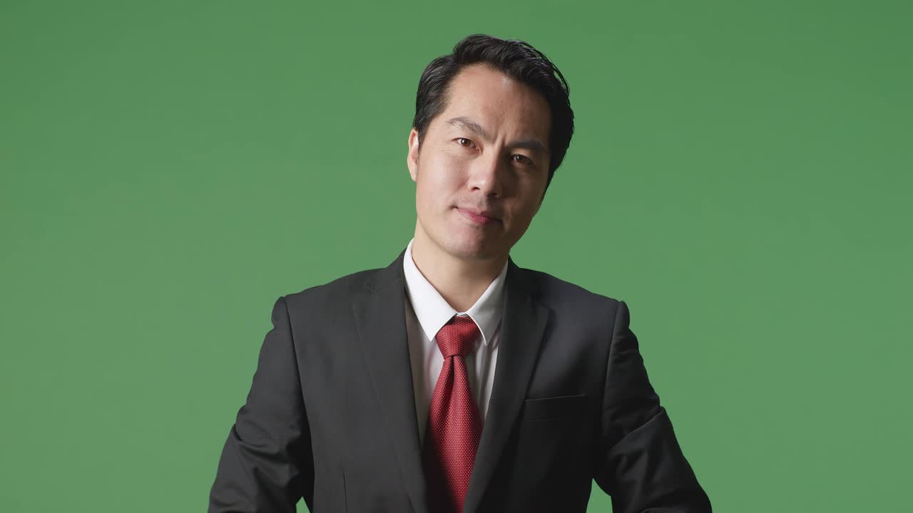 클래식 셔츠와 은 타이 버튼 재을 입은 아시아 사업가, 축제 행사, 비즈니스 회의 또는 녹색 스크린 배경에 결혼식 드레싱