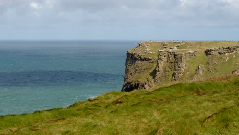 Weitwinkelaufnahme-Mit-Blick-Auf-Die-Klippen-Von-Tintagel-Vom-Unteren-Penhallischen-Tregatta-Aus