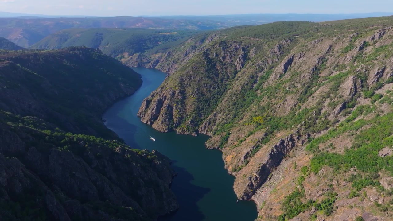 Sil-elvedalen nær Vilouxe by i Ribeira Sacra-regionen i Galicia, Spania. Droneopptak fra luften