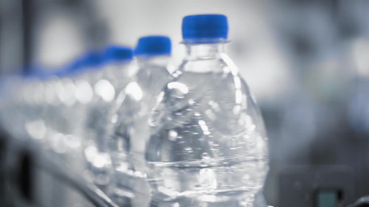 botellas de agua en una línea de producción