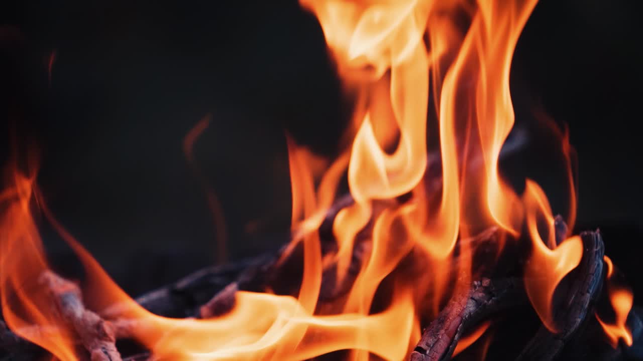 Il fuoco brucia nel camino. Atmosfera serale. Concetto di vacanza. Rallentatore.