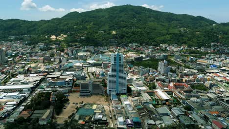 Imágenes-Aéreas-De-Naturaleza-Cinematográfica-De-4k-De-Un-Avión-No-Tripulado-Que-Vuela-Sobre-La-Hermosa-Playa-De-Patong-En-Phuket,-Tailandia-En-Un-Día-Soleado