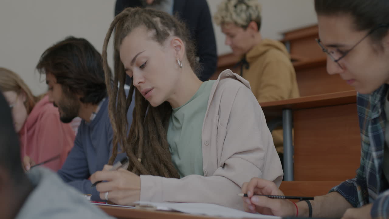 교실에서 공부하는 학생들