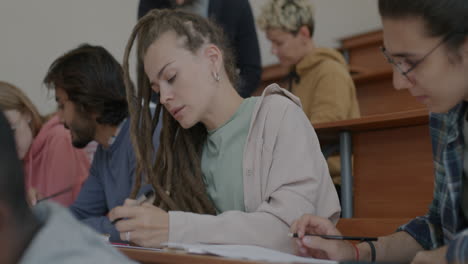 estudiantes que estudian en un aula