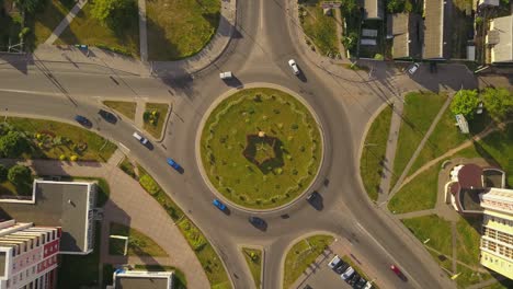 rusia hora de la noche baranovichi paisaje de la ciudad círculo de la calle panorama aéreo 4k bielorrusia