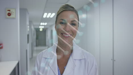 animación de la cadena de adn sobre feliz médico caucásico mujer mirando a la cámara