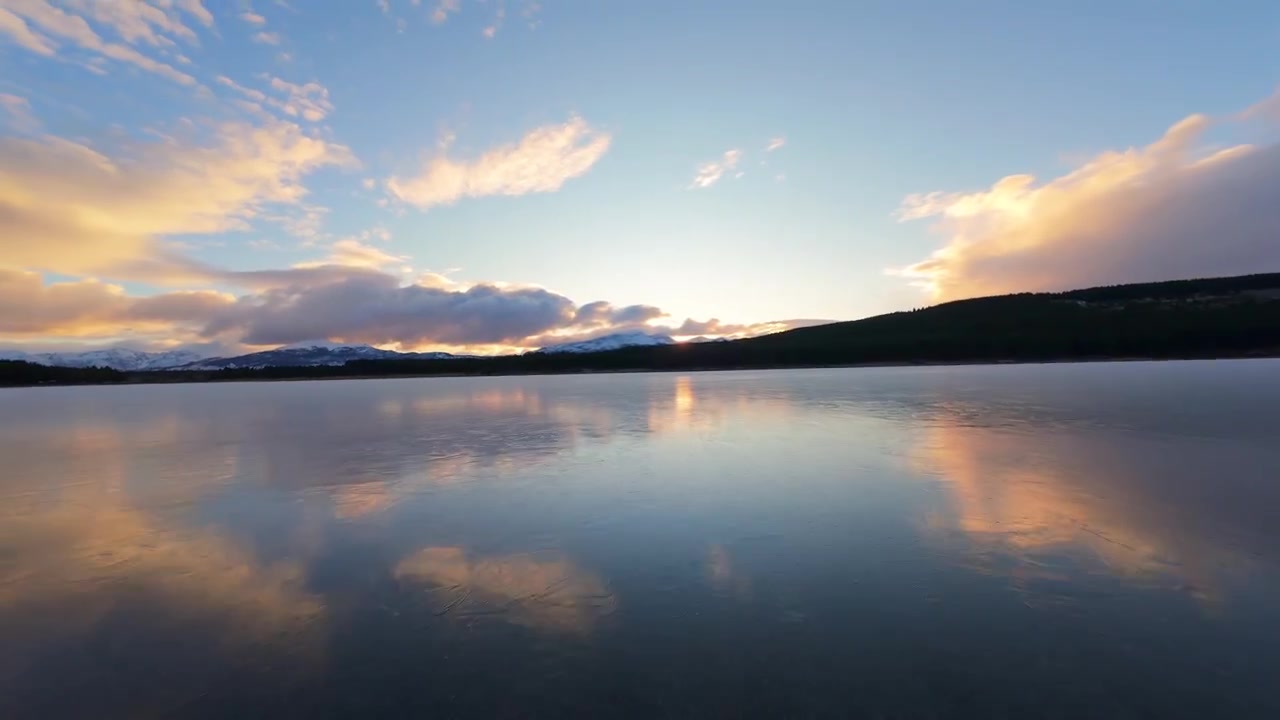 Esquel'deki Laguna La Zeta'nın doğal kıyı şeridi boyunca uçan ve çıplak kış ağaçlarının arasından alçaktan süzülen hızlı tempolu bir FPV drone videosu.
