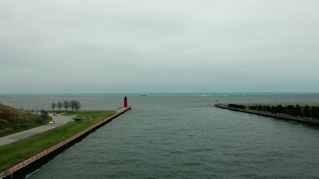 흐린 날에 강 위로 공중 촬영, 배경에 빨간 등대