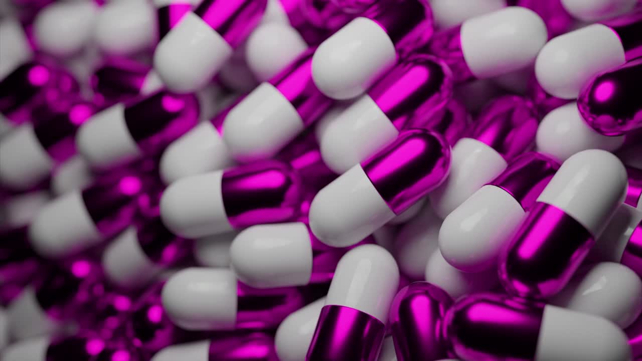 cerca de una pila de pastillas púrpuras y blancas