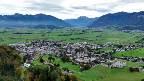 pequeña ciudad suiza de tuggen