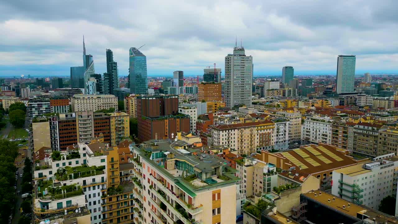 이탈리아 밀라노 시내의 고층 아파트 건물의 옥상 마당의 4k 항공 드론 비디오