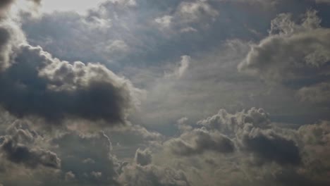 Zeitraffer-Pan-Shot-Von-Rollenden-Wolken