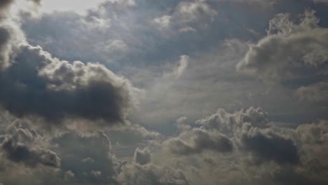 tiro panorámico de lapso de tiempo de nubes rodantes