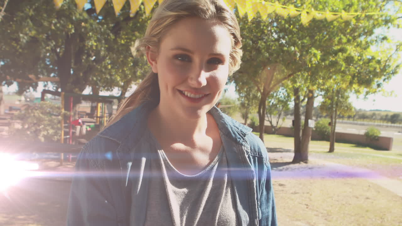 animación de manchas brillantes sobre una madre caucásica feliz con un hijo y una hija en el parque