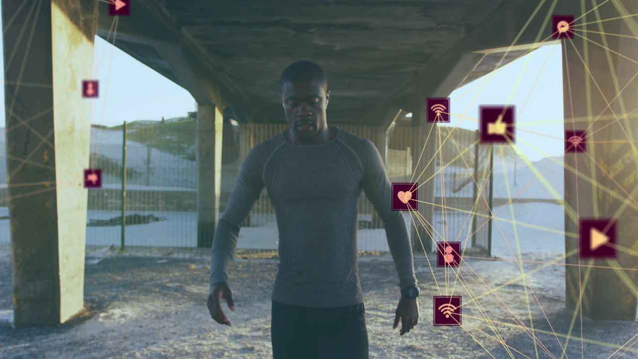 globos de iconos digitales girando contra el cansado hombre afroamericano en forma tomando un descanso de correr