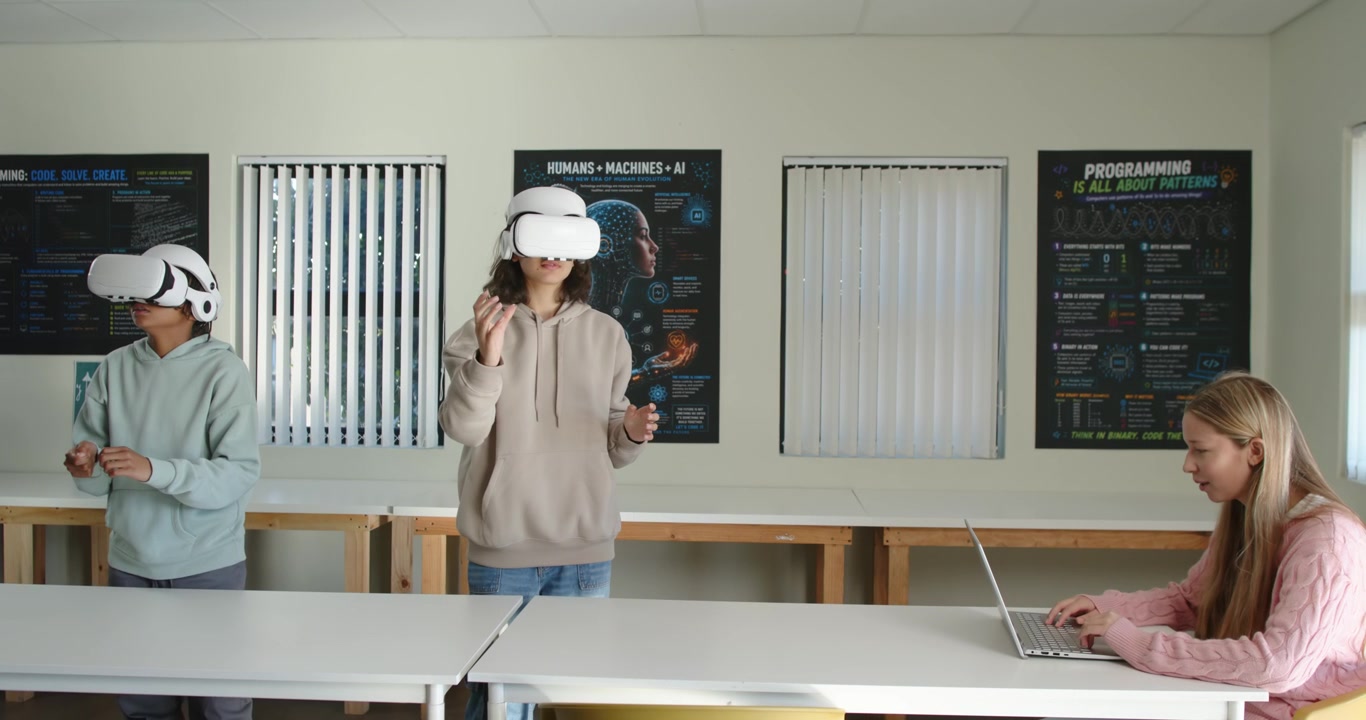 Adolescenti di diverse etnie che osservano un coetaneo entrare indossando un visore VR bianco con un'app virtuale in laboratorio.