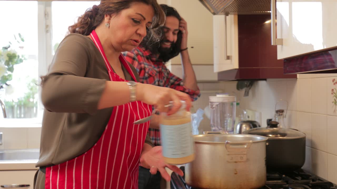 madre e hijo cocinando juntos