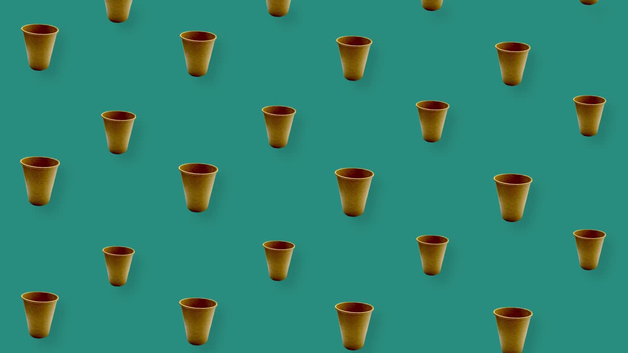 patrón colorido de vasos de papel para beber en fondo verde con sombras. patrón sin costuras con vaso de papel. vista superior. animación realista. movimiento de video 4k