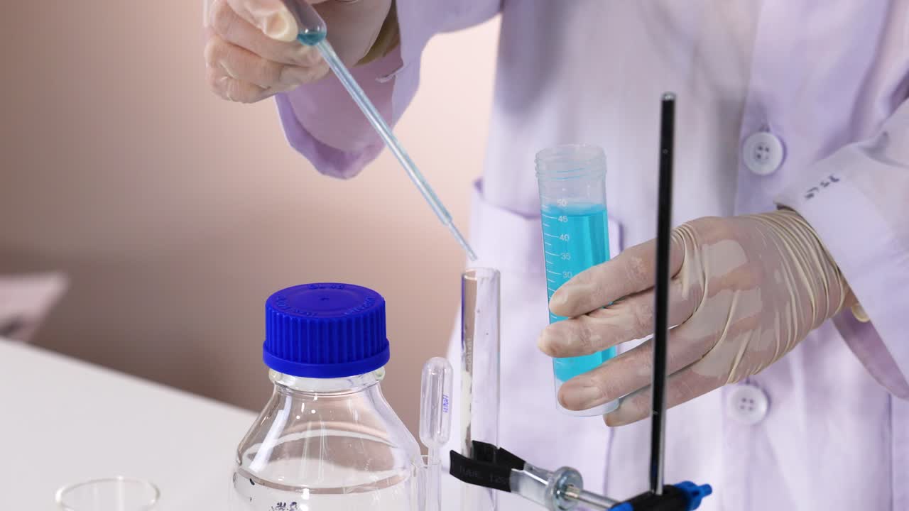 científico que lleva a cabo un experimento de reacción química