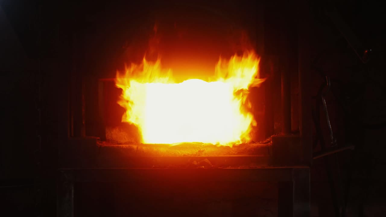 горящая кузница